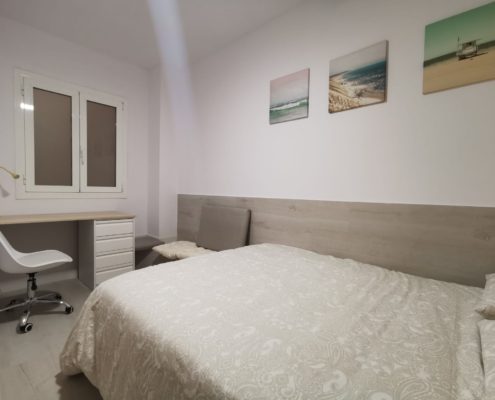 Small room with shared bathroom & key Small room with shared bathroom & key