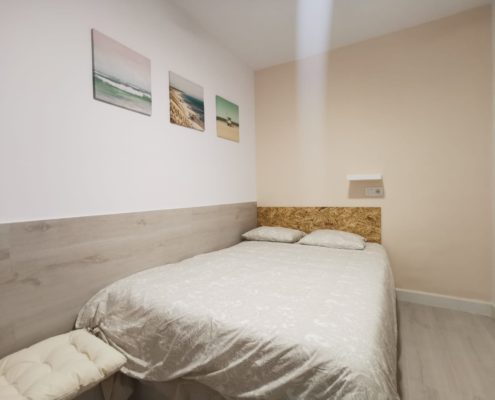 Habitación pequeña con baño compartido y llave en Valencia2