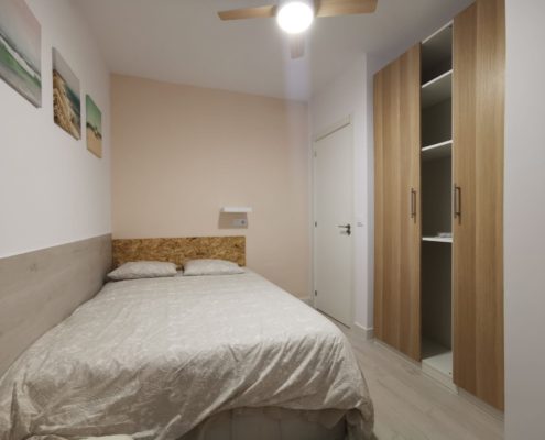 Habitación pequeña con baño compartido y llave en Valencia3