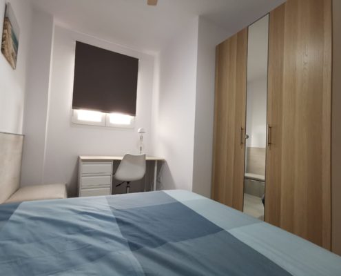 Habitación pequeña de cama doble y baño compartido3