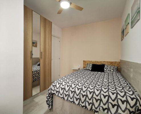 Habitación pequeña y luminosa de baño compartido1