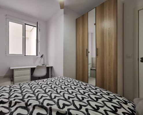 Habitación pequeña y luminosa de baño compartido2