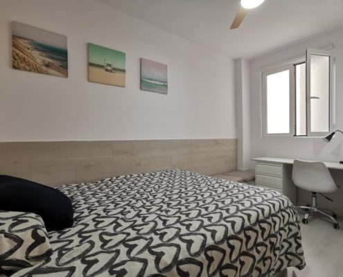 Bright small room & shared bathroom Bright small room & shared bathroom